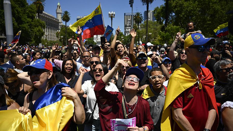 Venezolanos en Argentina cantan el himno venezolano en la Plaza de Mayo para recibir al líder opositor Edmundo González