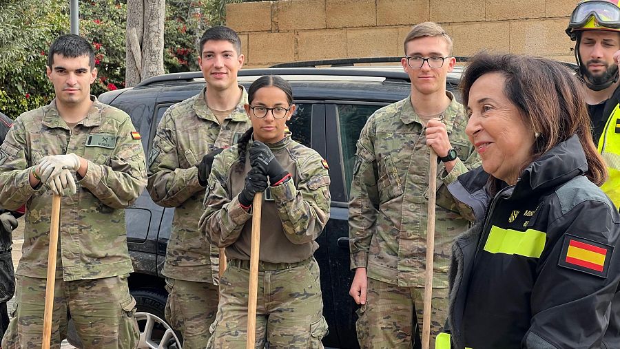 La ministra de Defensa con militares en las zonas afectadas por la dana