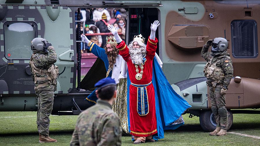 Sus Majestades aterrizan en el estadio logroñés de Las Gaunas