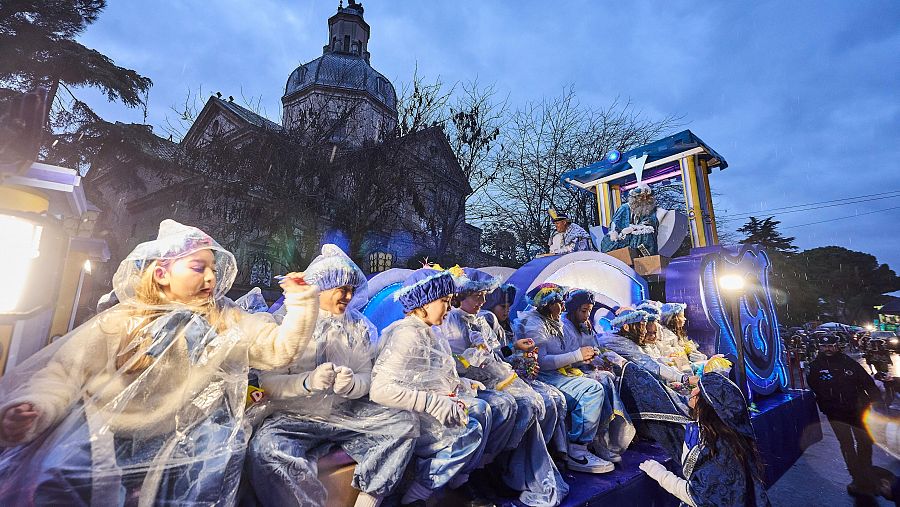 La lluvia hace acto de presencia en la cabalgata de Barcelona