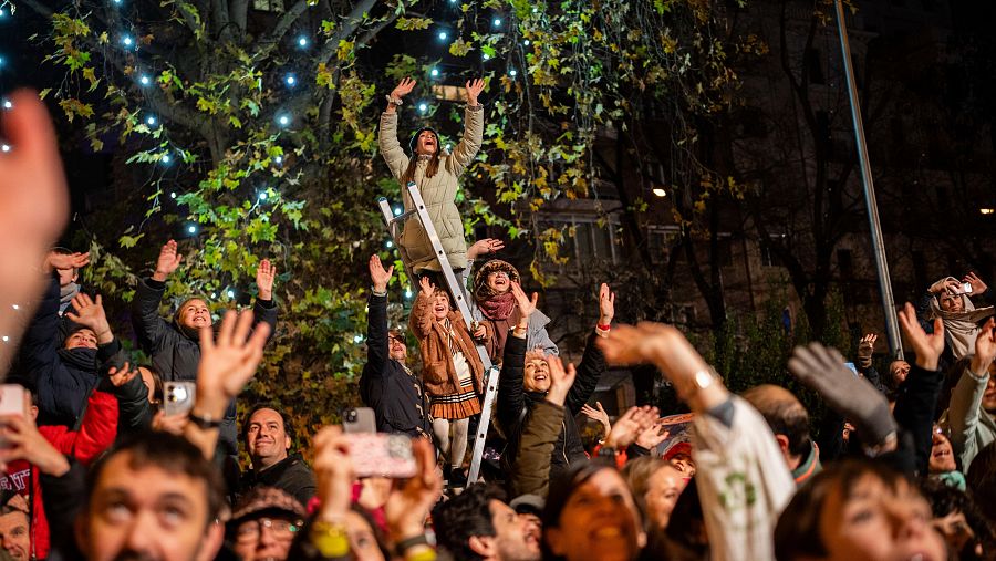 Los Reyes Magos ilusionan a su paso en la cabalgata de Madrid