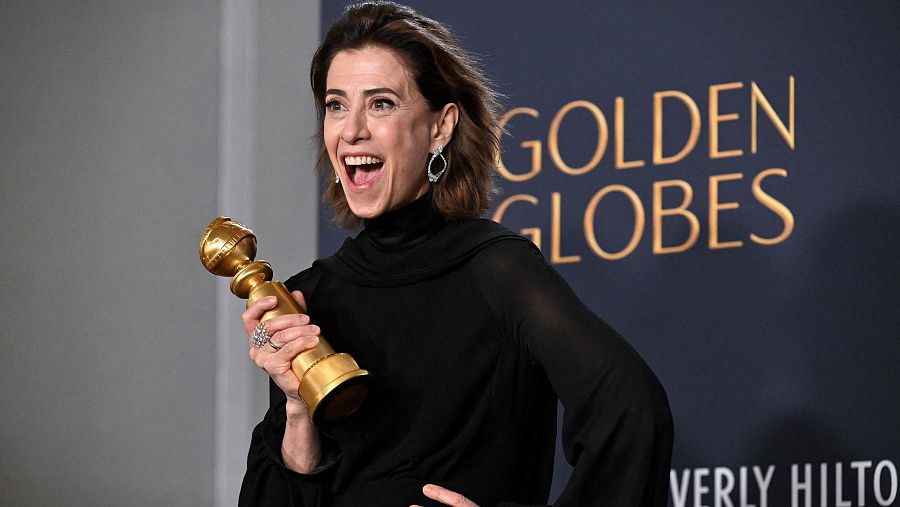 La actriz brasileña Fernanda Torres con el Globo de Oro a mejor intérprete de drama por 'I’m Still Here'