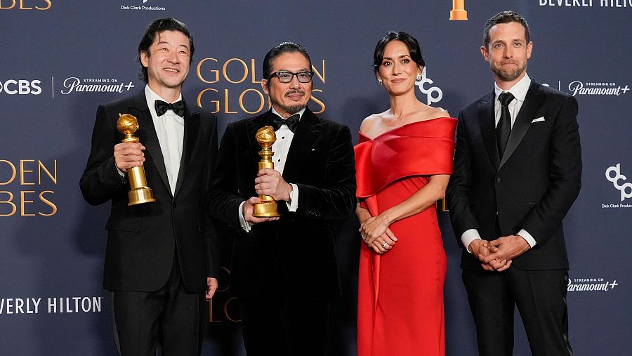 Tadanobu Asano, Hiroyuki Sanada, Rachel Kondo y Justin Marks posan con el Globo de Oro a mejor serie de drama por 'Shogun'