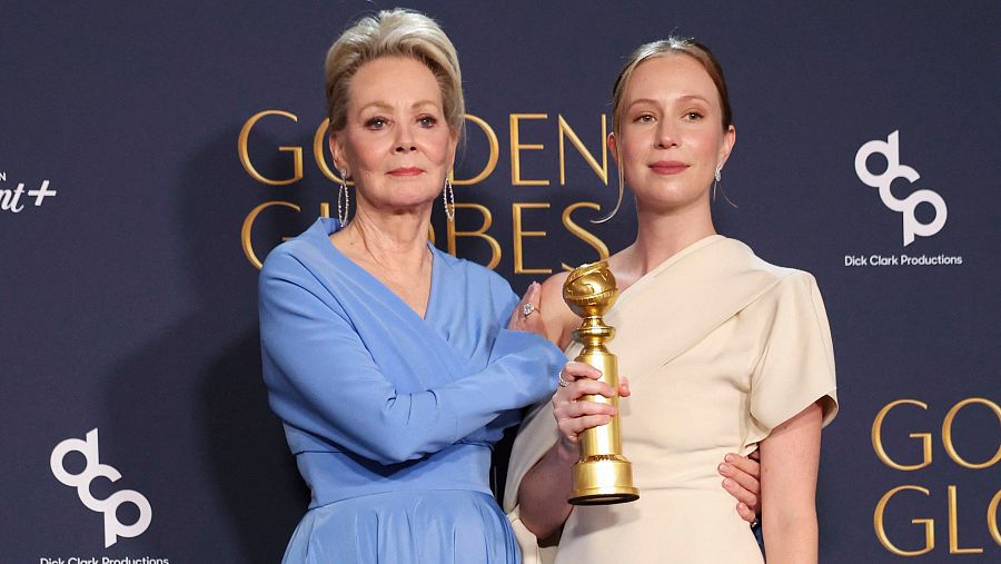 Jean Smart y Hannah Einbinder posan con el Globo de Oro a la mejor serie musical o de comedia por 'Hacks'