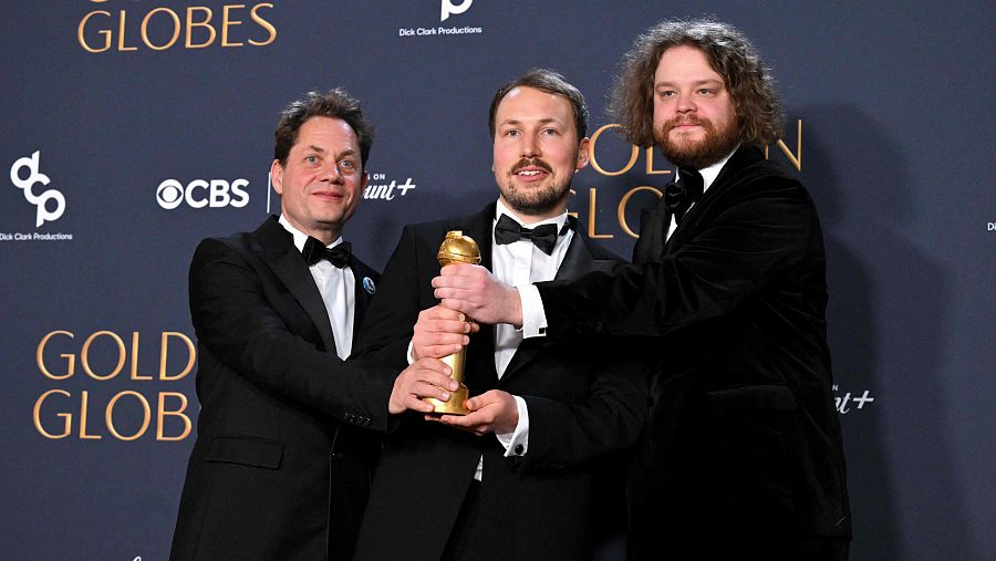 Ron Dyens, Gints Zilbalodis y Matiss Kaza posan con el Globo de Oro a mejor película de animación por 'Flow'