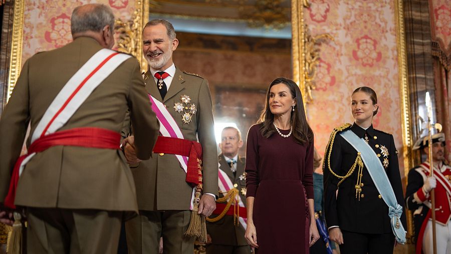 La familia real española en la Pascua Militar: el rey en uniforme, la reina con vestido burdeos y la princesa Leonor también uniformada.