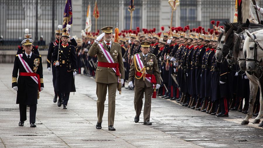 Felipe VI en uniforme militar pasa revista en el Palacio Real, acompañado de otros militares de alto rango durante la Pascua Militar.
