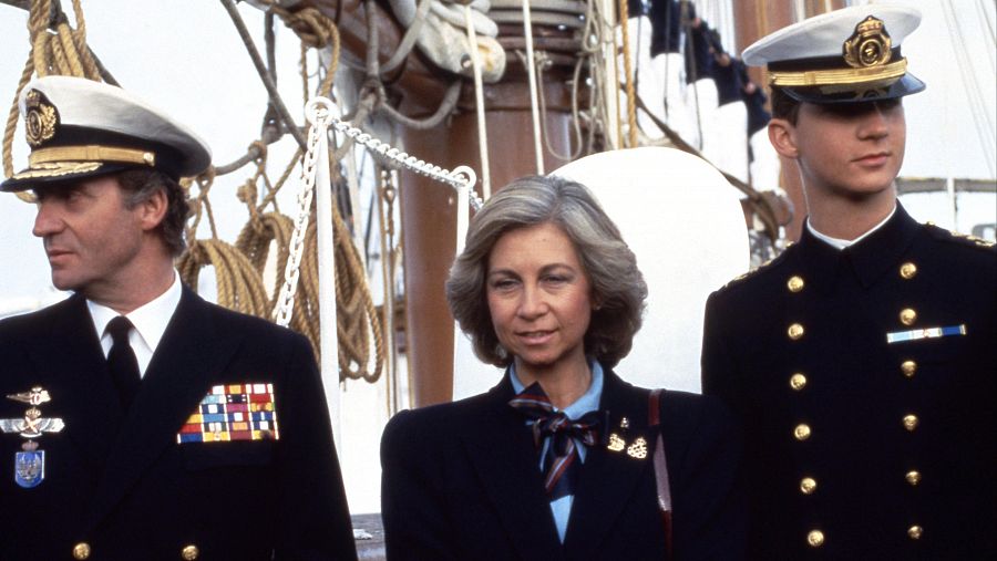 El entonces príncipe Felipe, junto a Juan Carlos y Sofía, embarcando en el Juan Sebastián de Elcano en 1987