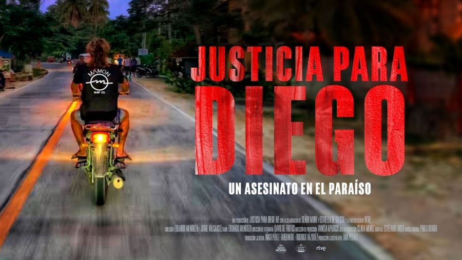 Imagen promocional de un documental sobre un asesinato en un paraíso tropical.  Muestra una motocicleta y el logo de RTVE.