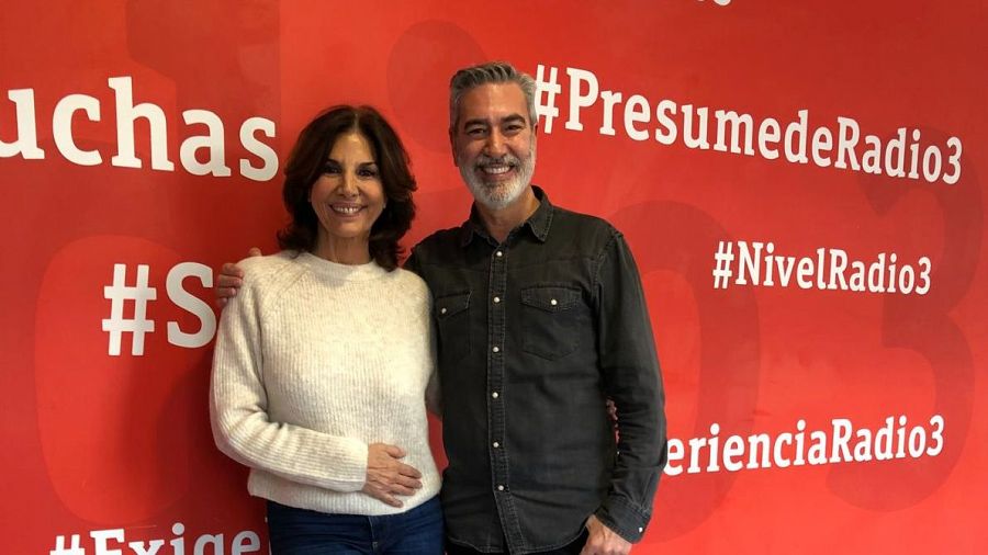 La actriz Pastora Vega junto a Arturo Martín, en los pasillos de RNE