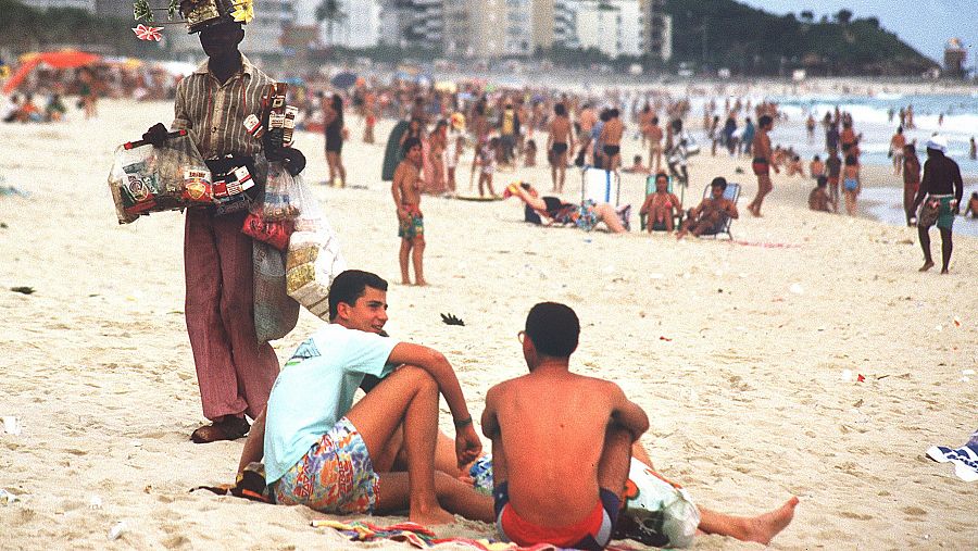 Felipe de Borbón descansa en la playa de Copacabana, en Rio de Janeiro (Brasil) en una parada del recorrido del Juan Sebastián de Elcano