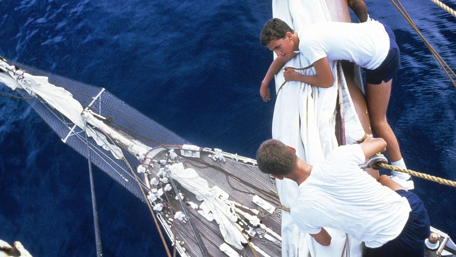 Felipe de Borbón durante unos ejercicios a bordo del Juan Sebastián de Elcano