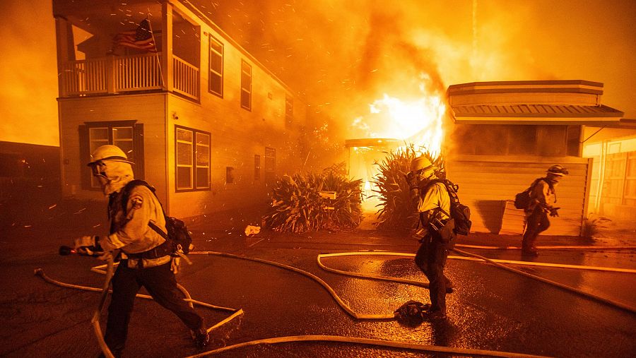 Un incendio descontrolado en Los Ángeles obliga a evacuar a 30.000 personas