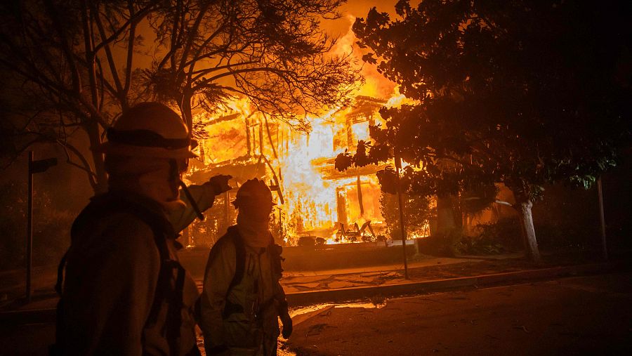 Un incendio descontrolado en Los Ángeles obliga a evacuar a 30.000 personas