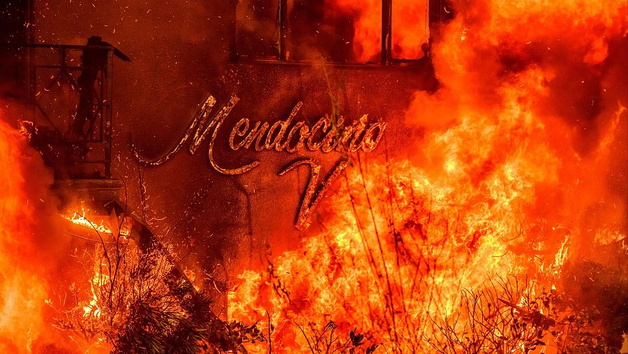 Un edificio de apartamentos arde durante el incendio de eaton en el área de altadena