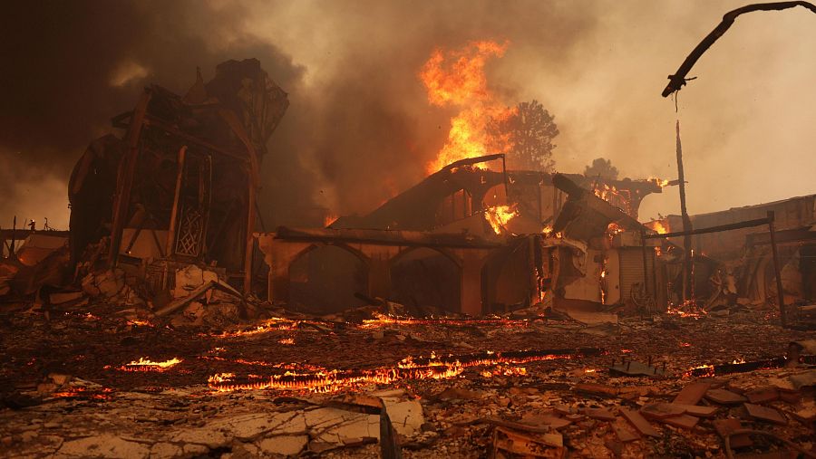 Una iglesia quemada por el incendio forestal de Palisades