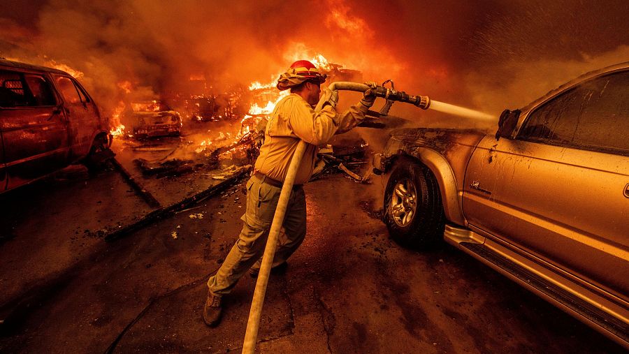 Un bombero lucha contra el incendio de Eaton