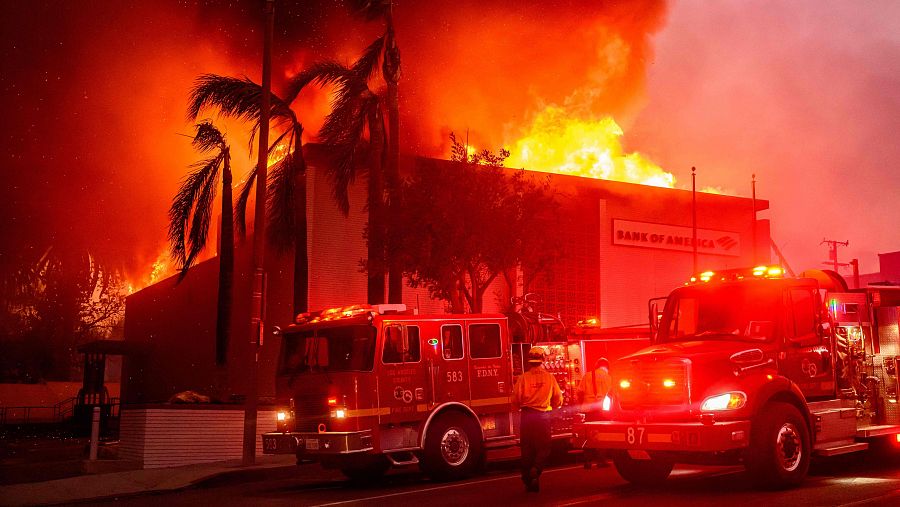 Una sucursal de Bank of America envuelta en llamas en Lake Ave, California