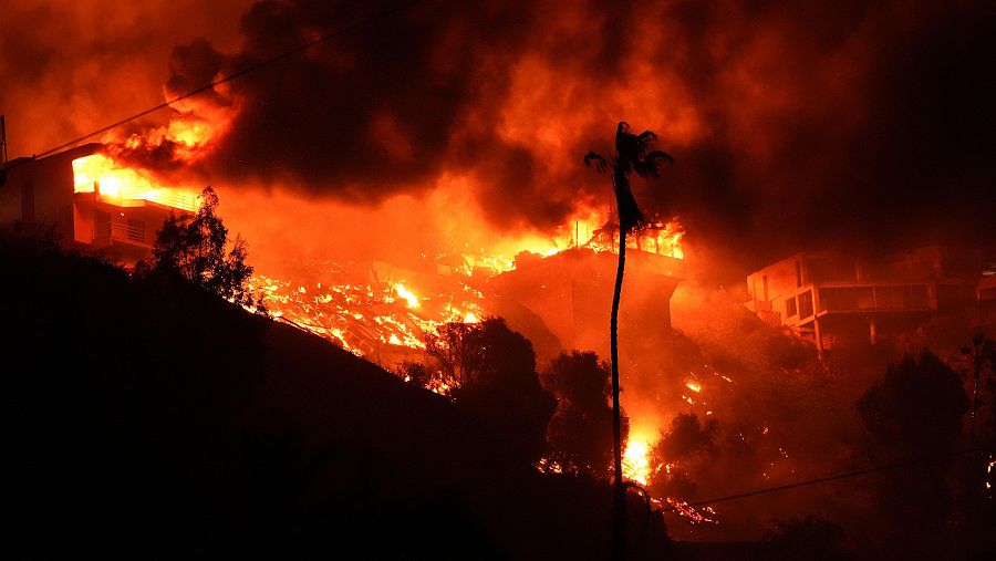 El incendio de Palisades quema viviendas en la cima de una colina