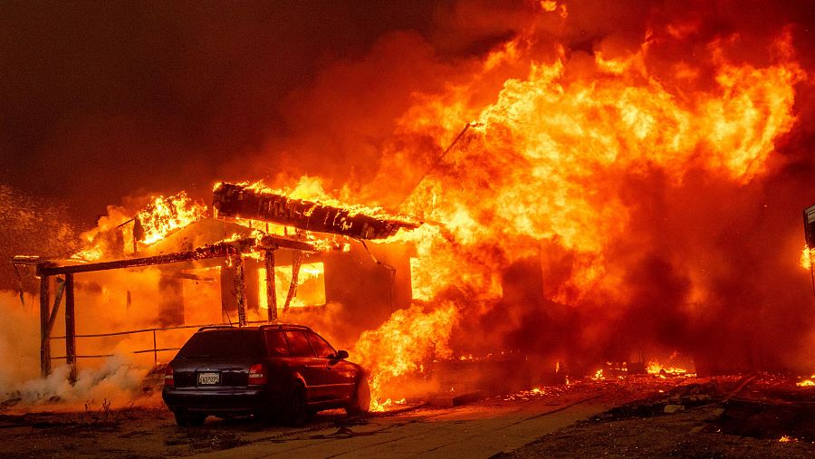 El incendio de Eaton quemando una casa en California