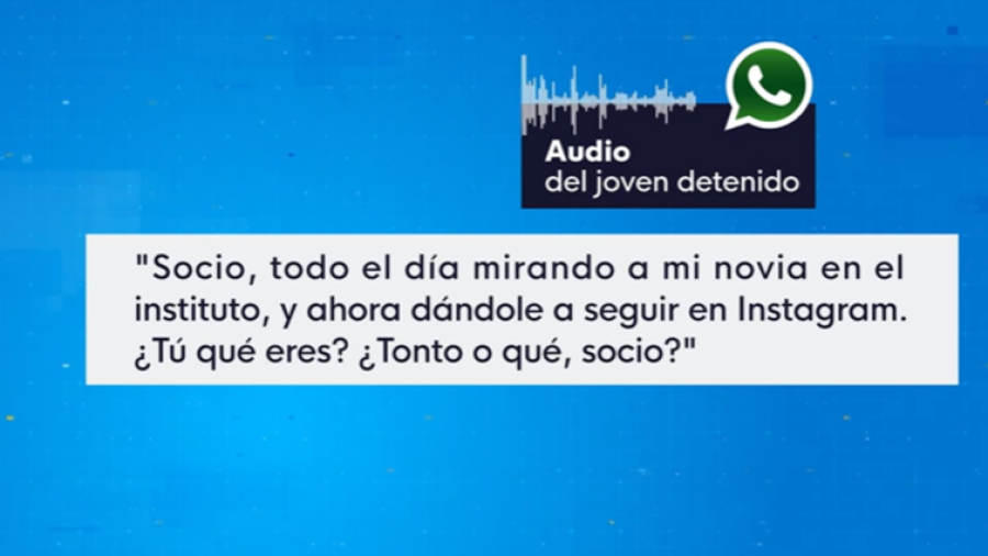 Transcripción de audio WhatsApp: amenaza a alguien por mirar a su novia en el instituto y seguirla en Instagram.  Fondo azul, icono WhatsApp y onda sonora.