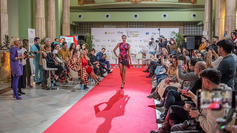 Desfile de algunas de las creaciones de 'Maestros de la costura celebrity'