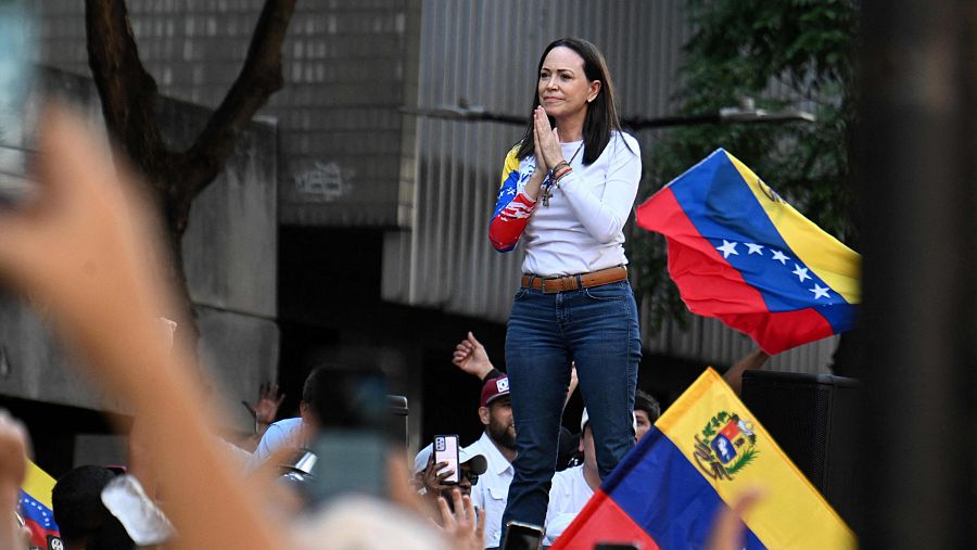 Cientos de venezolanos salen a las calles en la víspera de la toma de posesión de Nicolás Maduro