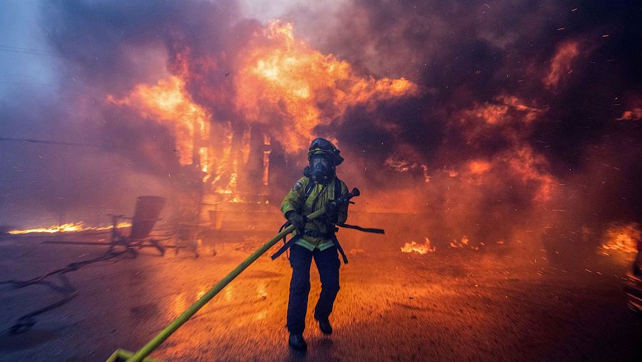 Un bombero lucha contra el incendio Palisades