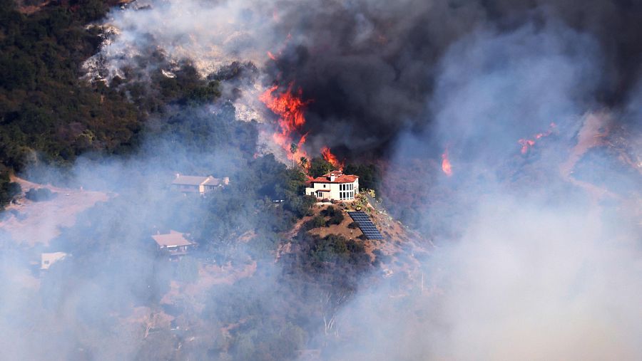 Una casa amenazada por el incendio Palisades en las montañas de la comunidad de Topanga