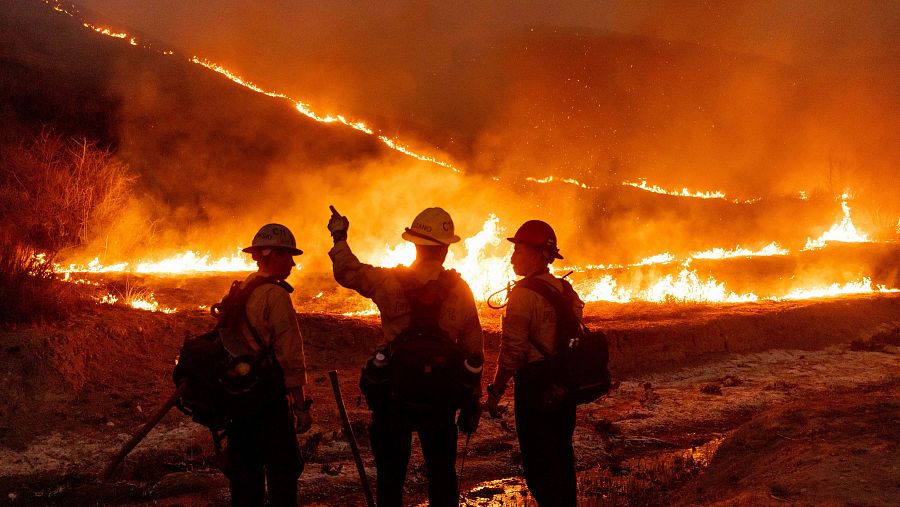 Bomberos luchan contra el incendio Kenneth en West Hills