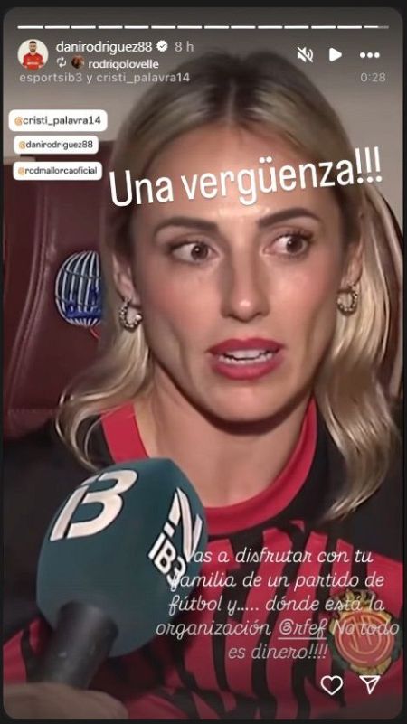 Historia de Instagram mostrando a una mujer con camiseta del RCD Mallorca indignada, con texto criticando la organización de un partido y mencionando a la RFEF. Se ve un micrófono de IB3.