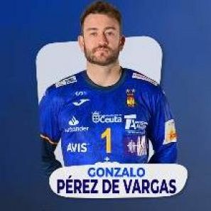 Portero de balonmano con camiseta azul y naranja, número 1 y logotipos de patrocinadores visibles.  Nombre del jugador en la parte inferior.