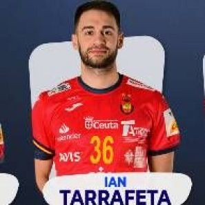 Jugador de balonmano español con camiseta roja y el número 36; posible foto promocional para un evento deportivo.  Se ven logos de patrocinadores.