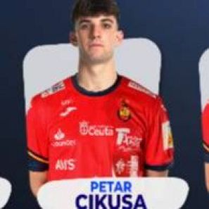 Retrato de un jugador de balonmano con camiseta roja y varios logotipos, sobre fondo azul y blanco. Su nombre aparece en la parte inferior.