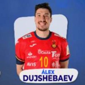 Álex Dujshebaev, con la camiseta roja número 10 de la selección española, posa sobre fondo azul.  Se aprecian logotipos de patrocinadores.