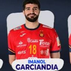 Balonmanista con camiseta roja número 18 y escudo de España. Fondo azul marino y blanco. Nombre del jugador visible debajo.