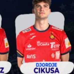 Djordje Cikusa, jugador de balonmano, luce la camiseta roja de España con logos de patrocinadores.  Su nombre aparece debajo de la imagen.