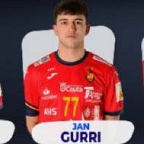 Balonmanista español con camiseta roja y el dorsal 77.  Se aprecian logotipos de patrocinadores, incluyendo 