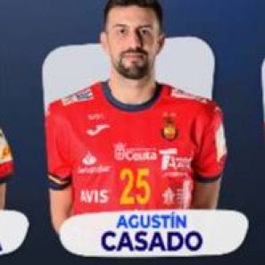 Jugador de balonmano con camiseta roja, número 25, y logos de patrocinadores como 'Ceuta' y 'AVIS'. Posible imagen promocional.