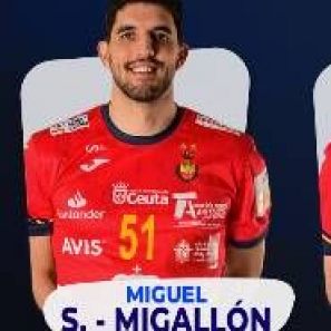 Jugador de balonmano con camiseta roja, dorsal 51 y nombre impreso.  Patrocinadores visibles: Ceuta, Santander, Avis.