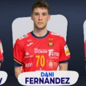 Imagen de un jugador de balonmano con camiseta roja y azul, número 70 y varios logotipos. Su nombre aparece escrito debajo.
