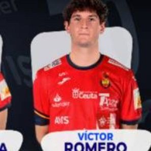 Jugador de balonmano con camiseta roja y patrocinadores, en evento oficial con fondo azul oscuro y letras blancas.