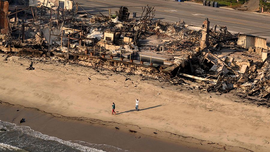 Los exclusivos apartamentos en la línea de costa de Malibú, arrasados por el fuego