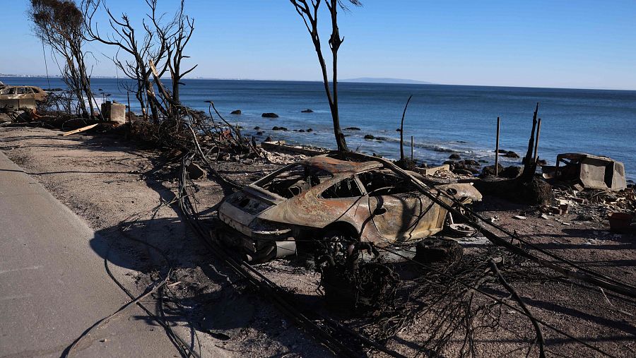 Un vehículo carbonizado en Malibú, California