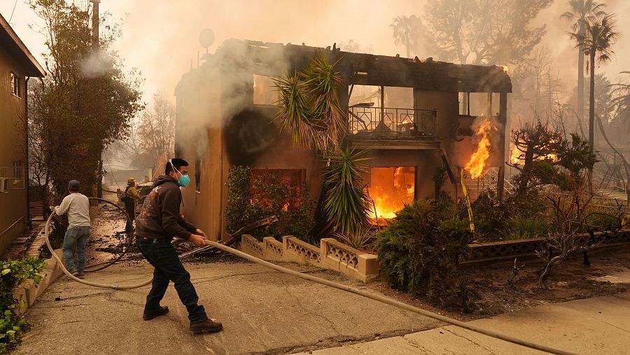 Un edificio incendiado en la sección Altadena de Pasadena, California