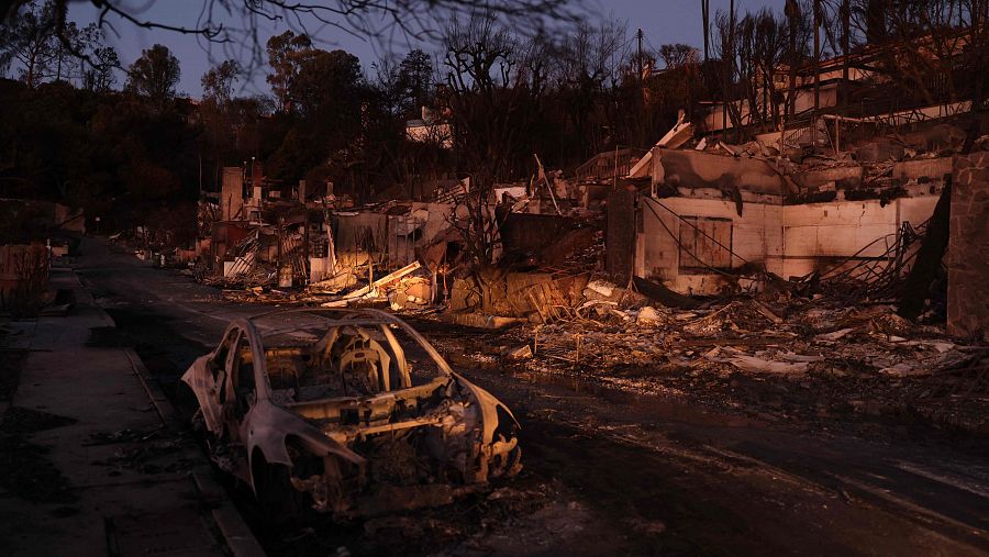 Restos de coches y edificios carbonizados en el incendio de Palisades, California