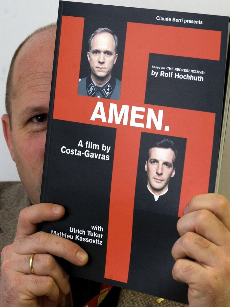 Cartel de cine: fondo rojo y negro con cruz; imágenes de un nazi y un sacerdote; título 