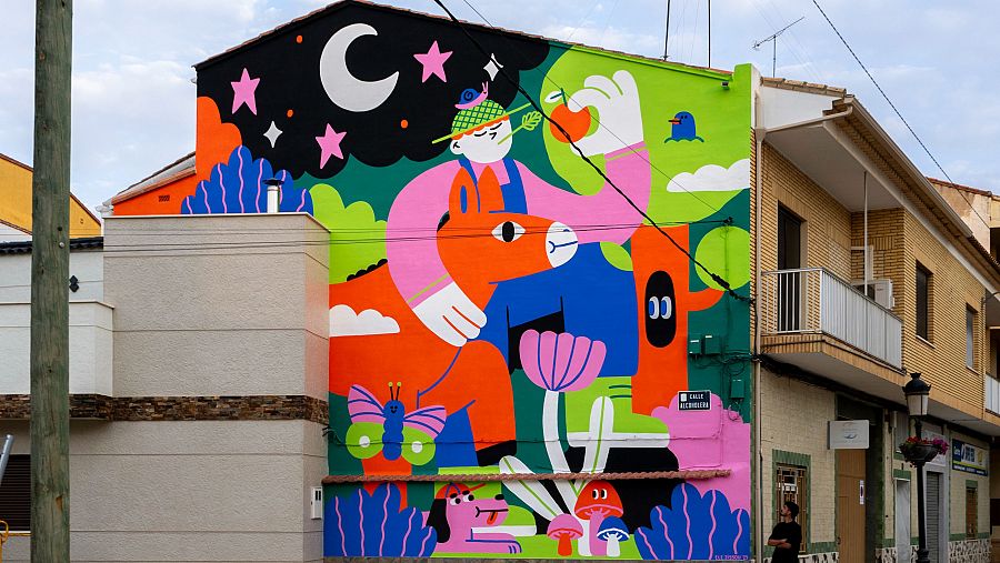 Mural vibrante con un granjero, un burro naranja, una luna creciente y estrellas, un perro rosa y una mariposa. Estilo de ilustración.