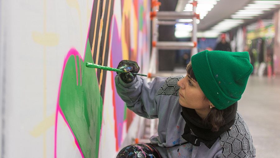 La artista durante el proceso de pintar 'Missing Madrid'