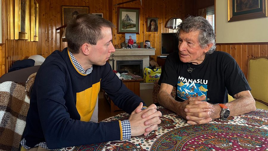 Entrevista a Carlos Soria, alpinista, en un ambiente doméstico. Lleva una camiseta con la palabra 